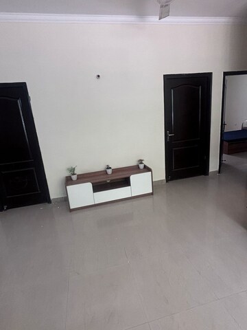 Furnished Amenities in 3 BHK Builder Floor at Unitech South City 1, South City 1 – for Rent