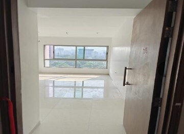 Room in 3 BHK Apartment at Kalpataru Immensa, Kolshet Road – for Rent