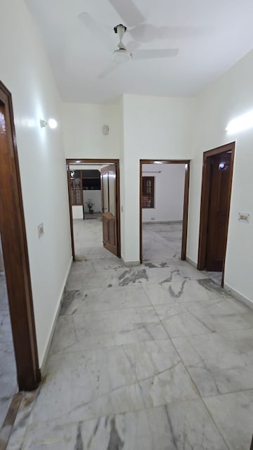 Room in 3 BHK Builder Floor at South Extension ii – for Rent