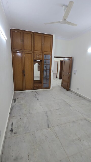 Room in 3 BHK Builder Floor at South Extension ii – for Rent