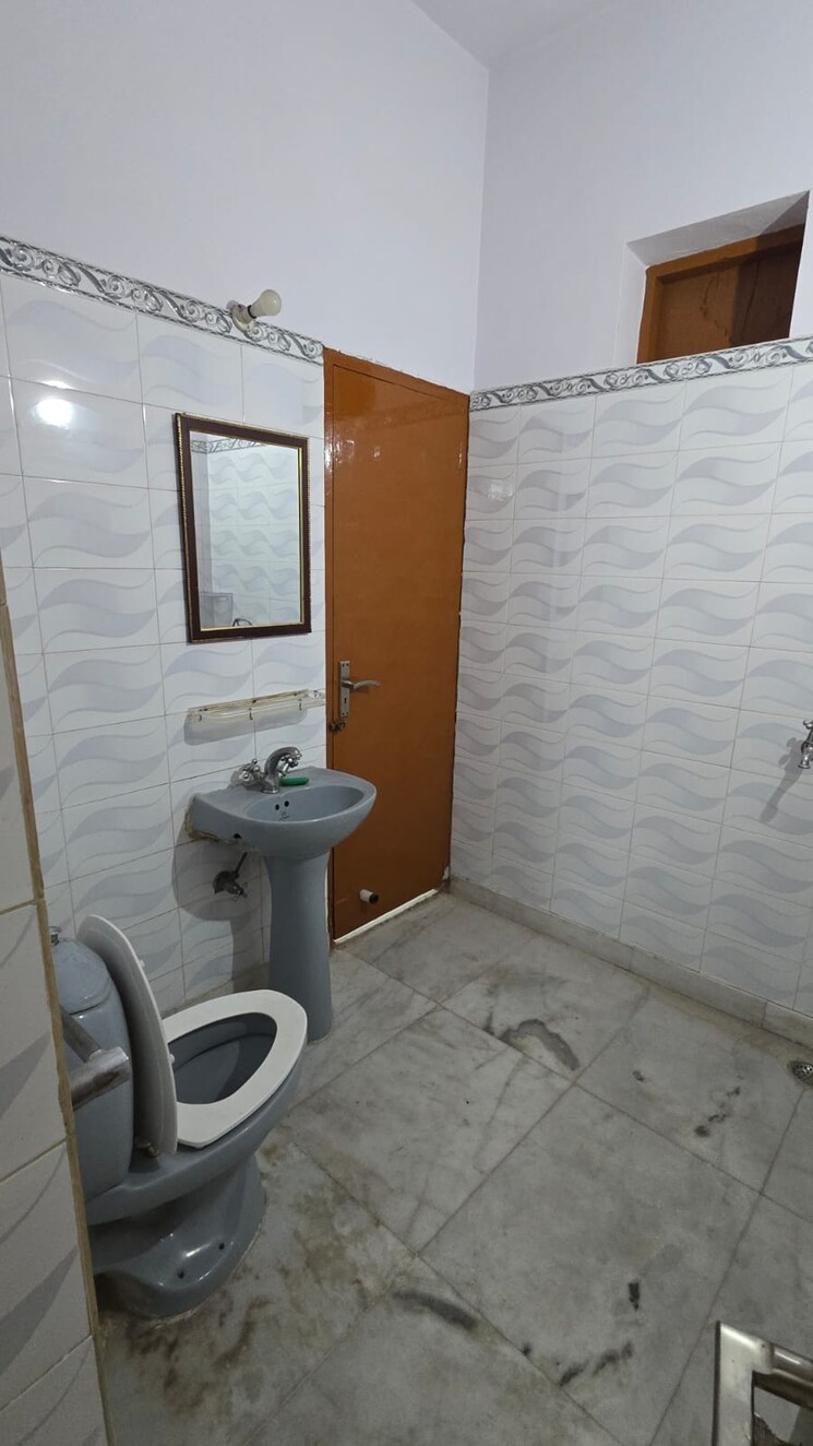 Bathroom, south extension ii 3 Bedroom 2000 Sq.Ft. Builder Floor In South Extension ii Delhi 8730732
