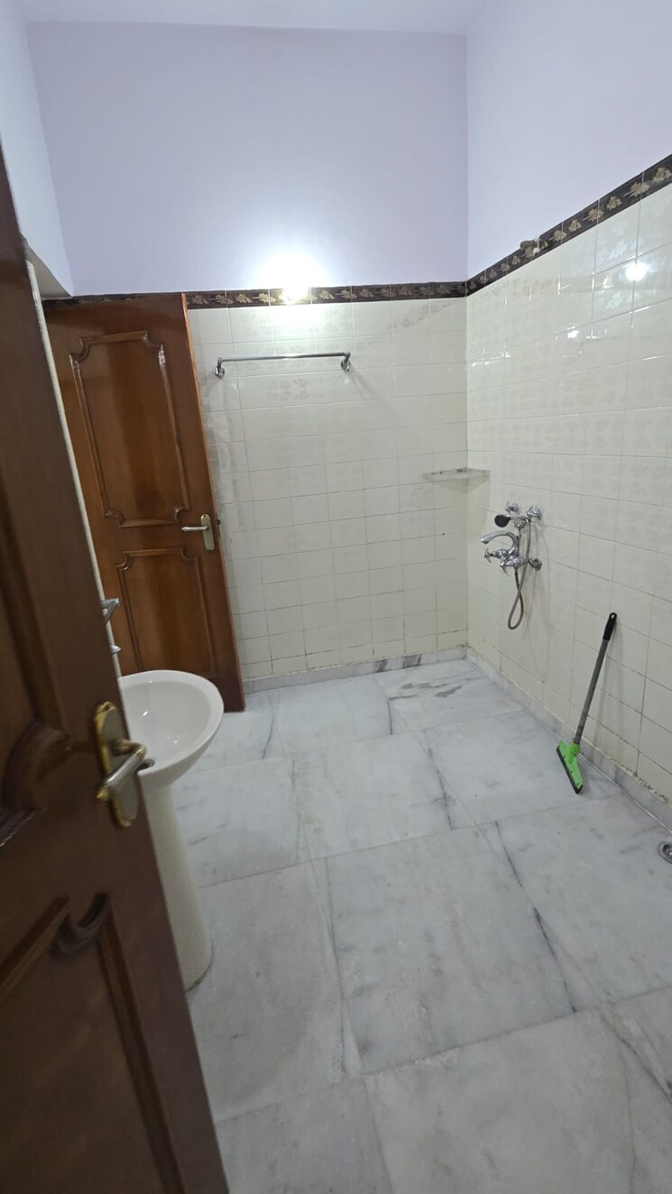Bathroom, south extension ii 3 Bedroom 2000 Sq.Ft. Builder Floor In South Extension ii Delhi 8730732
