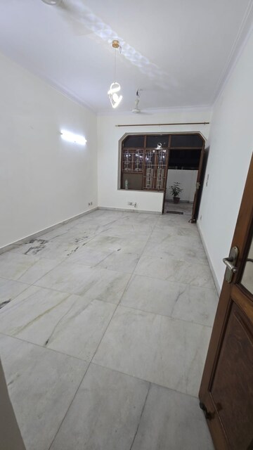 Room in 3 BHK Builder Floor at South Extension ii – for Rent