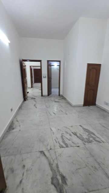 Room in 3 BHK Builder Floor at South Extension ii – for Rent