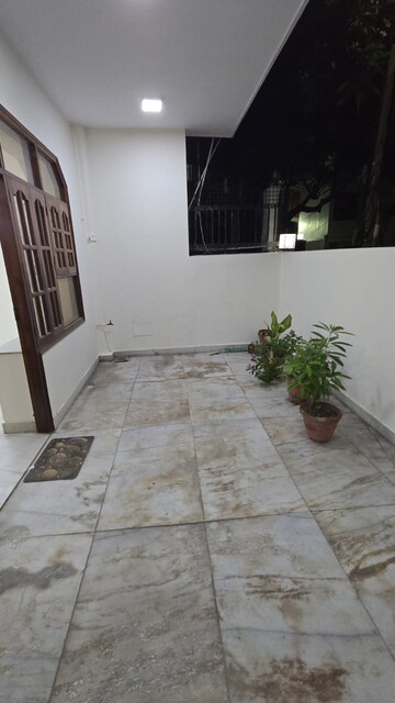 Balcony in 3 BHK Builder Floor at South Extension ii – for Rent
