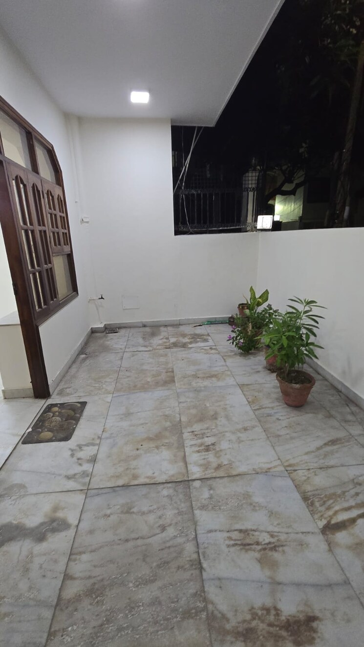 Balcony, south extension ii 3 Bedroom 2000 Sq.Ft. Builder Floor In South Extension ii Delhi 8730732