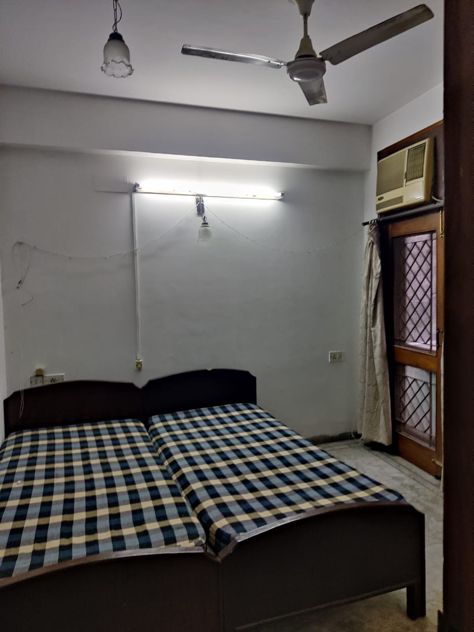 2 BHK + Extra Room Builder Floor For Rent in Krishna Nagar 