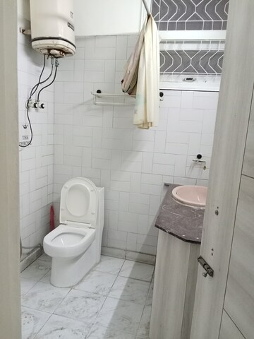 Master Bedroom in 3 BHK Builder Floor at Safdarjung Enclave – for Rent