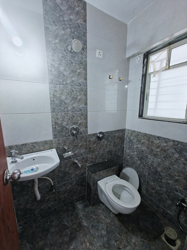 Bathroom, dagade-white-woods 2 Bedroom 1000 Sq.Ft. Apartment In Bavdhan Pune 8730801