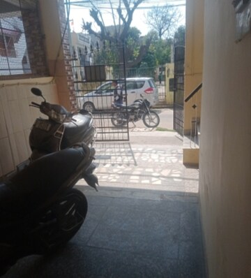 Living Room in 1 RK Villa at Aliganj – for Rent