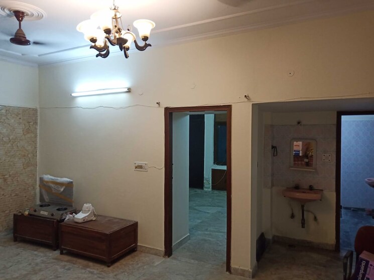 Room, sector 49 2 Bedroom 200 Sq.Mt. Builder Floor In Sector 49 Noida 8730891