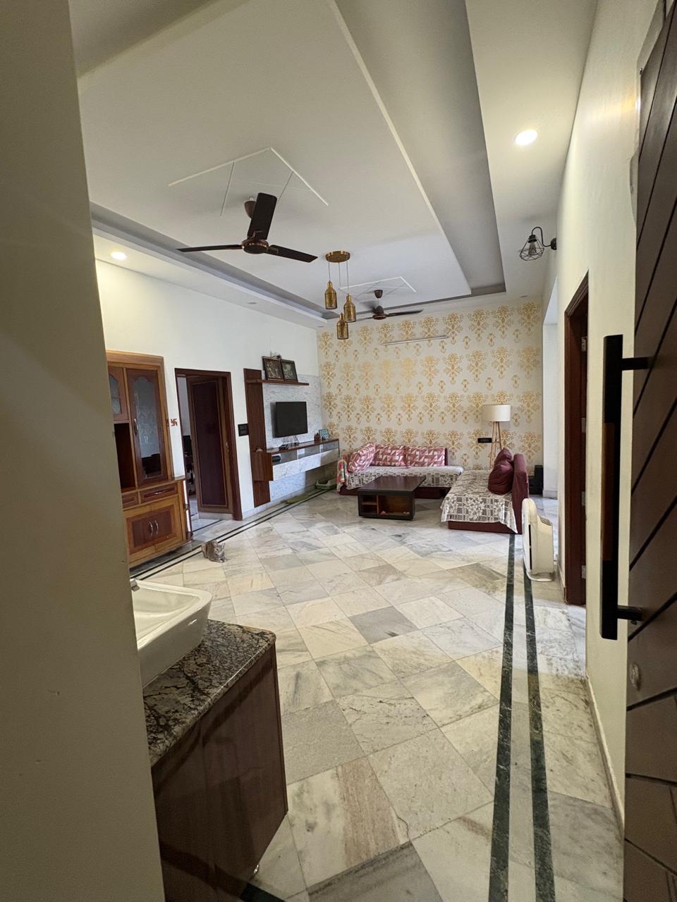 3 BHK + Servant Room Apartment For Rent in Antriksh Royal Palm Apartments