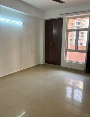 Room in 2 BHK Apartment at Supertech Cape Town, Sector 74 – for Sale