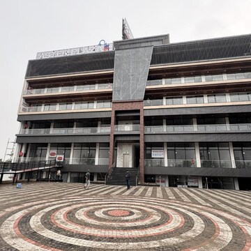  Showroom – Exterior View View at New Aster Plaza, International Airport Road - for Rent