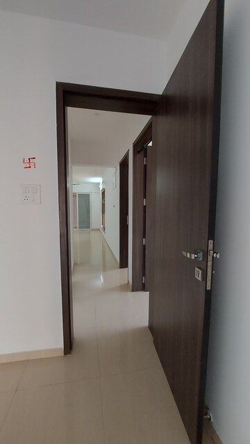 Room in 3 BHK Apartment at Five Star Royal Entrada, Wakad – for Rent