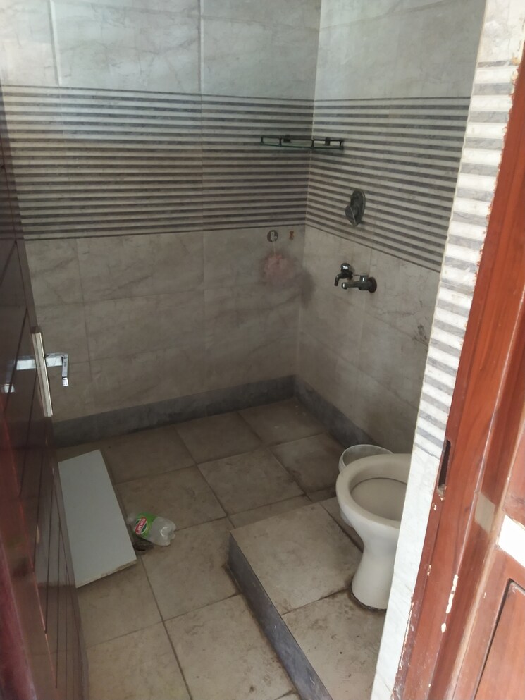 Bathroom, sector 30 3 Bedroom 100 Sq.Yd. Independent House In Sector 30 Faridabad 8731124