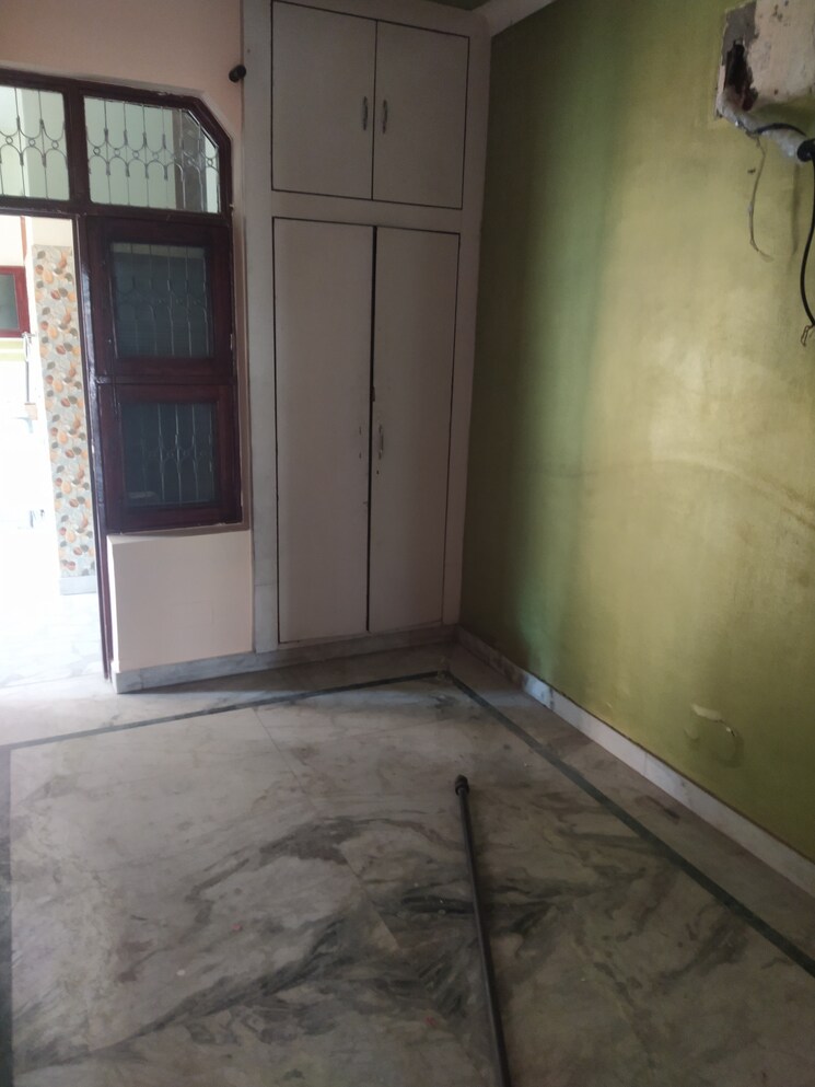 Room, sector 30 3 Bedroom 100 Sq.Yd. Independent House In Sector 30 Faridabad 8731124