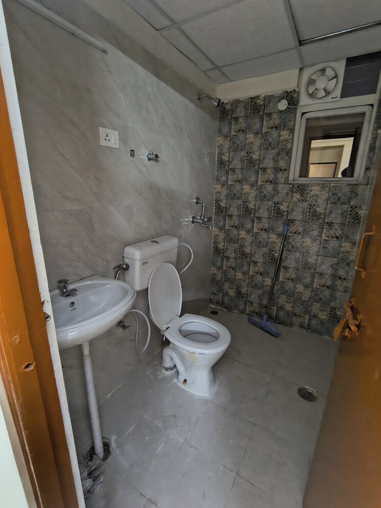 Bathroom, signature-the-millennia-2 2 Bedroom 1000 Sq.Ft. Apartment In Sector 37d Gurgaon 8731146