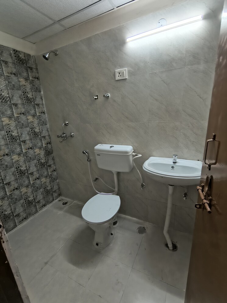 Bathroom, signature-the-millennia-2 2 Bedroom 1000 Sq.Ft. Apartment In Sector 37d Gurgaon 8731146