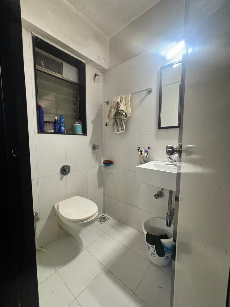Bathroom, shree-sai-sapphire-i 3 Bedroom 1100 Sq.Ft. Apartment In Powai Mumbai 8731188