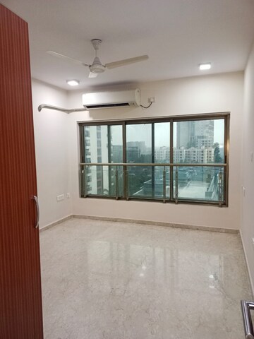 Room in 3 BHK Apartment at K Raheja Vistas, Andheri East – for Rent