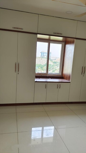 Room in 3 BHK Apartment at Vishnu Vistara, Hi Tech City – for Rent