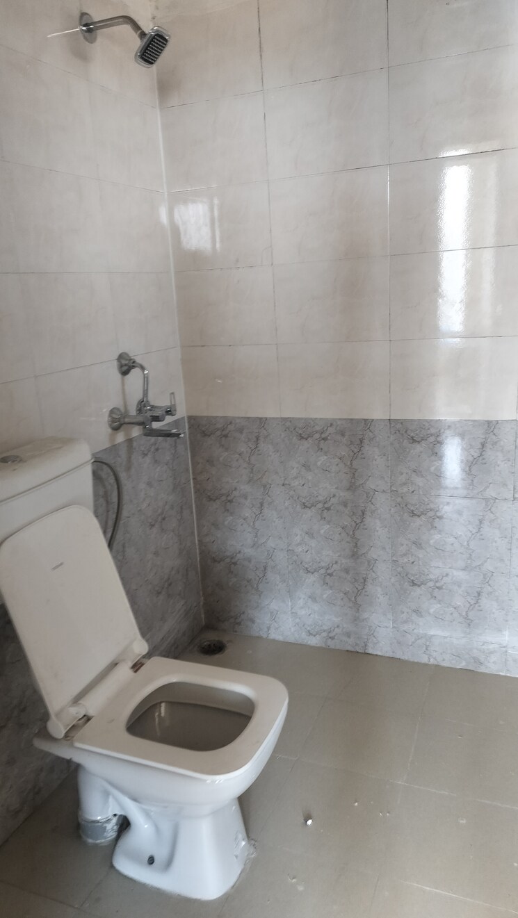 Bathroom, rof-aalayas-phase-2 3 Bedroom 864 Sq.Ft. Apartment In Sector 102 Gurgaon 8731274