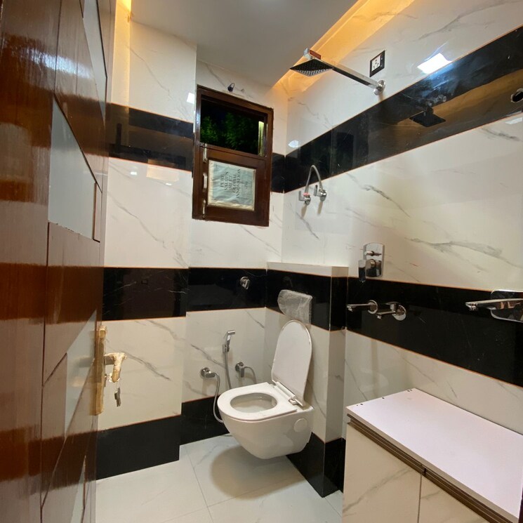 Bathroom, chattarpur 3 Bedroom 135 Sq.Yd. Builder Floor In Chattarpur Delhi 8731343