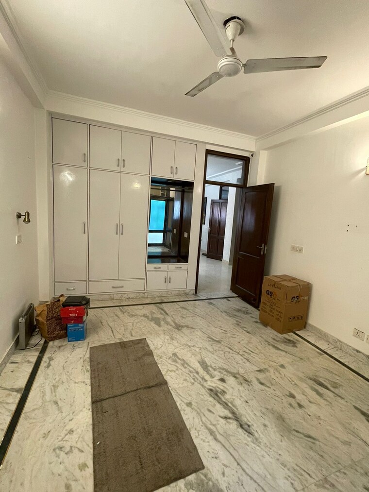  Parking, saket 3 Bedroom 1800 Sq.Ft. Builder Floor In Saket Delhi 8731337