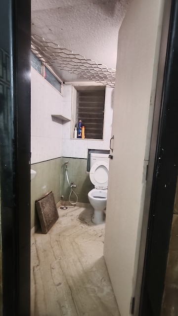 Attached Bathroom in 1.5 BHK Apartment at Manav Mandir, Worli – for Rent