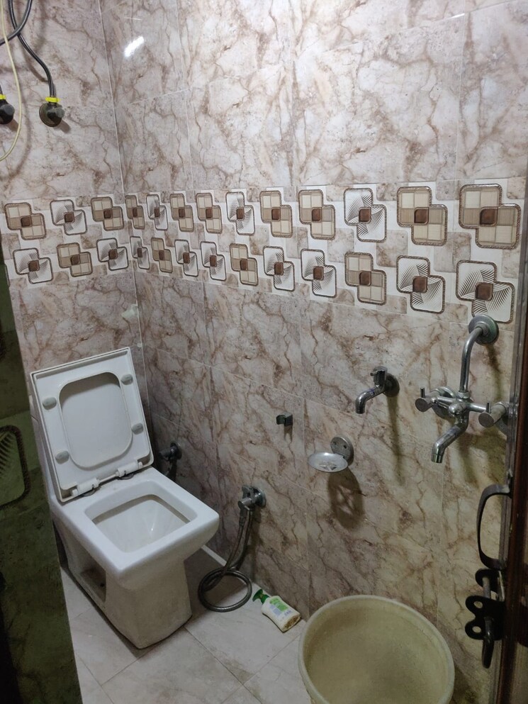 Bathroom, lajpat nagar ii 1 RK 450 Sq.Ft. Builder Floor In Lajpat Nagar ii Delhi 8731423