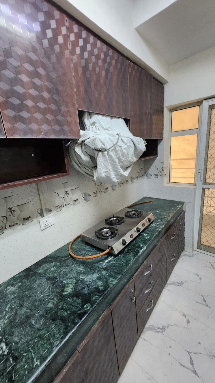 Kitchen, sector 46 3 Bedroom 250 Sq.Yd. Builder Floor In Sector 46 Noida 8731433