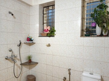 Bathroom in 4 BHK Villa at Moira – for Rent