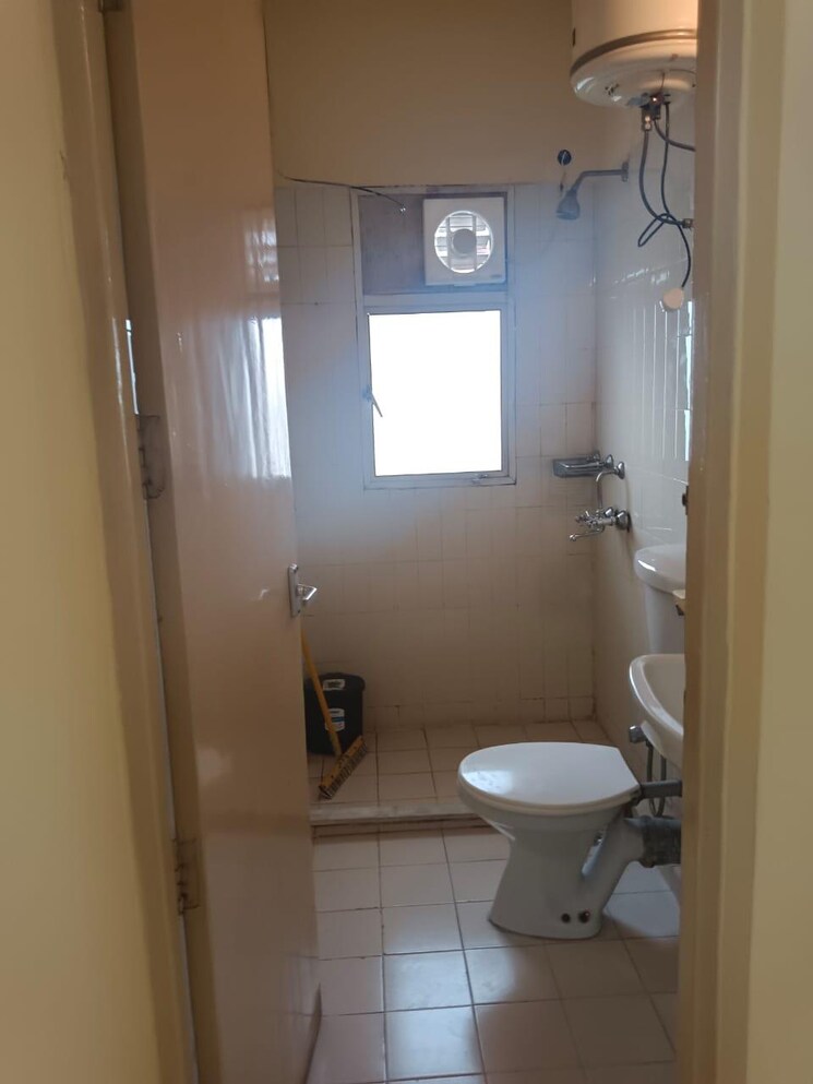 Bathroom, dlf-the-wellington-estate 3 Bedroom 1396 Sq.Ft. Apartment In Dlf Phase V Gurgaon 8731428