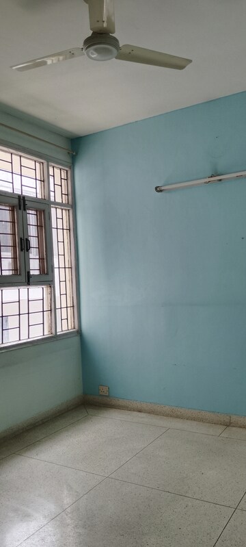 Room in 2.5 BHK Builder Floor at Unitech South City II, Sector 50 – for Rent