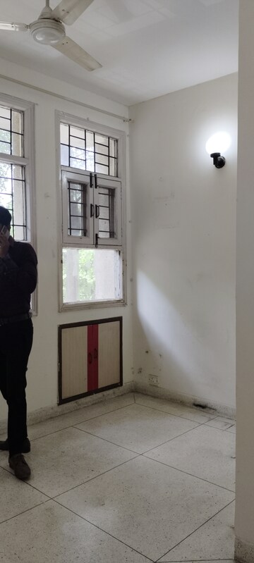 Room in 2.5 BHK Builder Floor at Unitech South City II, Sector 50 – for Rent