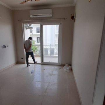 Room in 3 BHK Apartment at Central Park Flower Valley Aqua Front Towers, Sohna Sector 33 – for Rent