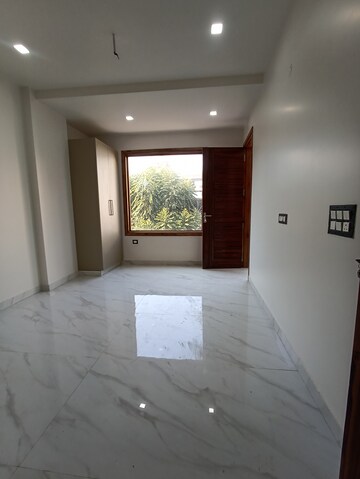Room in 3 BHK Apartment at Sunder Apartment, Paschim Vihar – for Rent