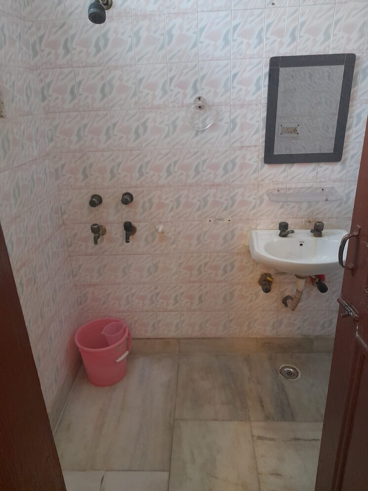 Bathroom, rwa-apartments-sector-50 2 Bedroom 1250 Sq.Ft. Builder Floor In Sector 50 Noida 8731725