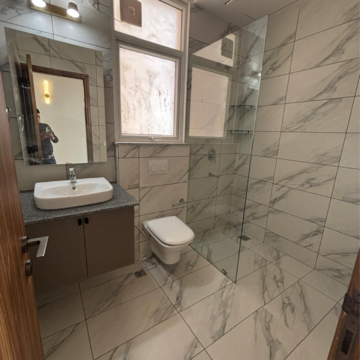 Bathroom in 4 BHK Apartment at Central Park Flower Valley Aqua Front Towers, Sohna Sector 33 – for Rent