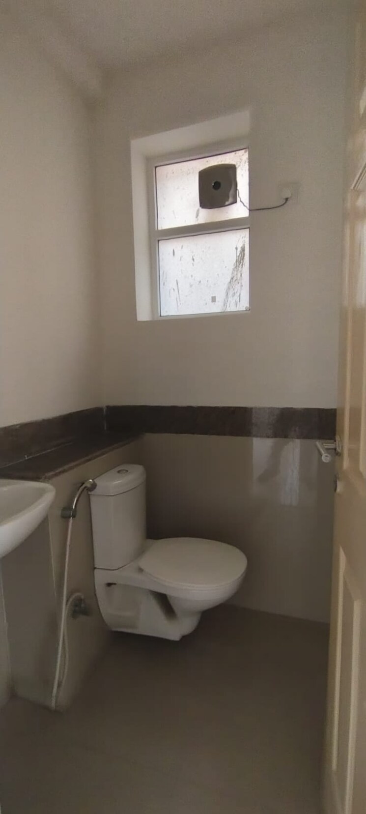 Bathroom, emaar-mgf-emerald-hills 3.5 Bedroom 2600 Sq.Ft. Builder Floor In Sector 65 Gurgaon 8731704