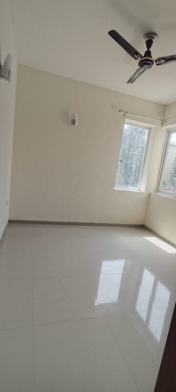 Room in 3.5 BHK Builder Floor at Emaar MGF Emerald Hills, Sector 65 – for Rent