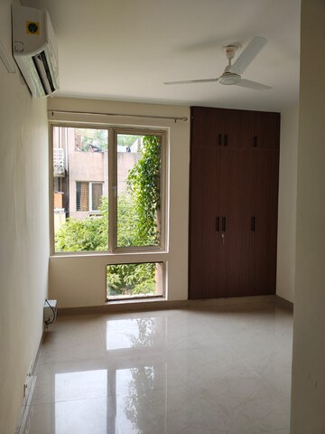 Room in 4 BHK Builder Floor at Unitech Woodstock Floors, Sector 50 – for Rent