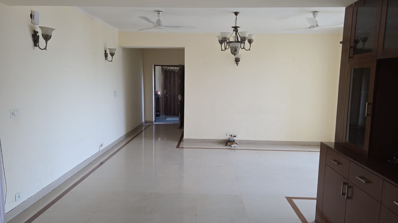 3.5 BHK + Servant Room Apartment For Rent in Orchid Petals