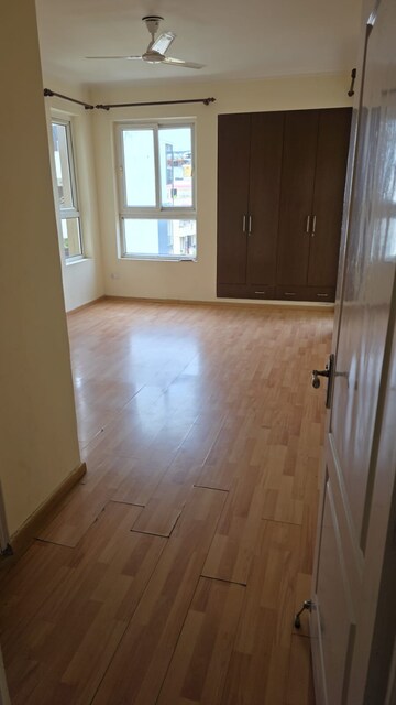 Room in 3.5 BHK Apartment at Orchid Petals, Sector 49 – for Rent