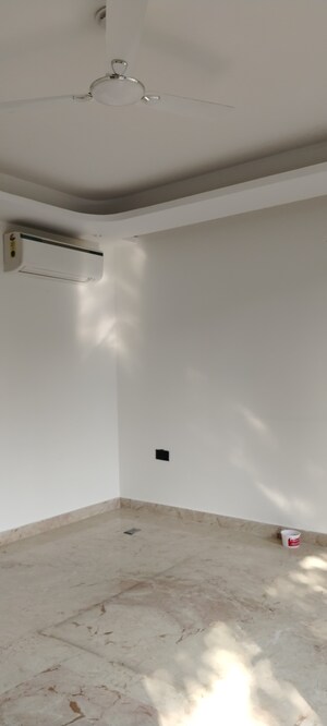 Room in 4 BHK Builder Floor at Unitech South City II, Sector 50 – for Sale