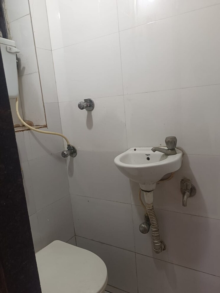 Washroom, andheri west Commercial Shop 200 Sq.Ft. In Andheri West Mumbai 8731767