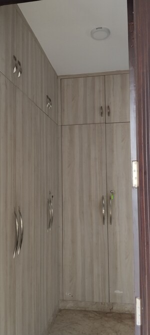 Furnished Amenities in 4 BHK Builder Floor at Unitech South City II, Sector 50 – for Sale