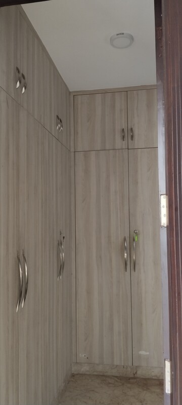 Furnished Amenities in 4 BHK Builder Floor at Unitech South City II, Sector 50 – for Sale