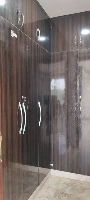 Furnished Amenities in 4 BHK Builder Floor at Unitech South City II, Sector 50 – for Sale